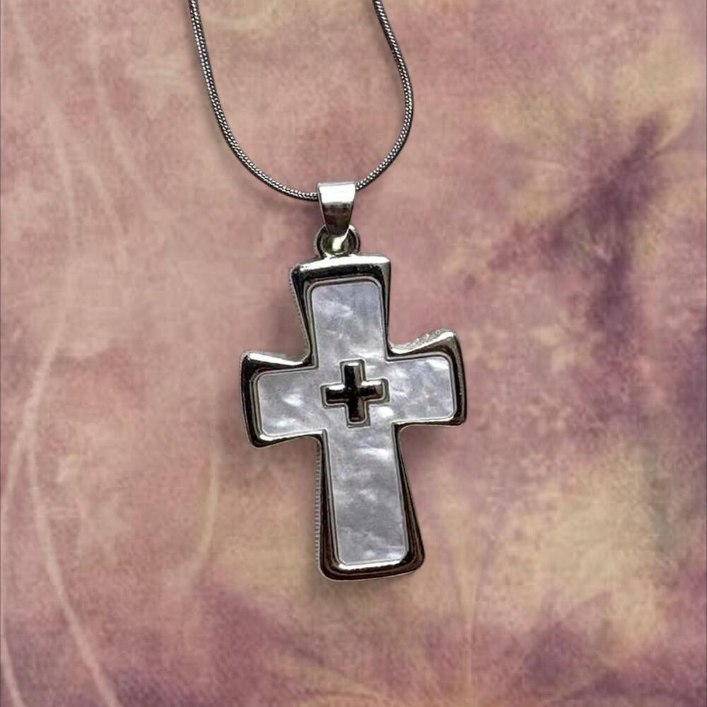 ꧁ᬊᬁ y2k style white and silver simple cross necklaceᬊ᭄꧂